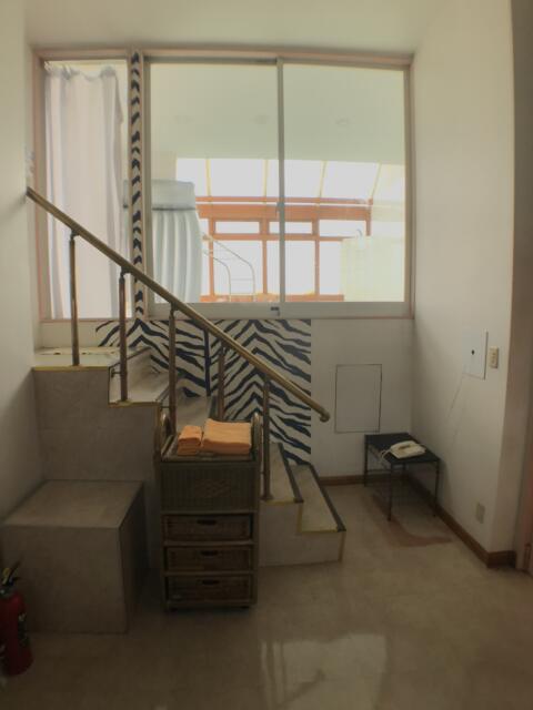 ア・プレスト(浜松市/ラブホテル)の写真『33号室　3Fからプールへの階段』by ま〜も〜る〜