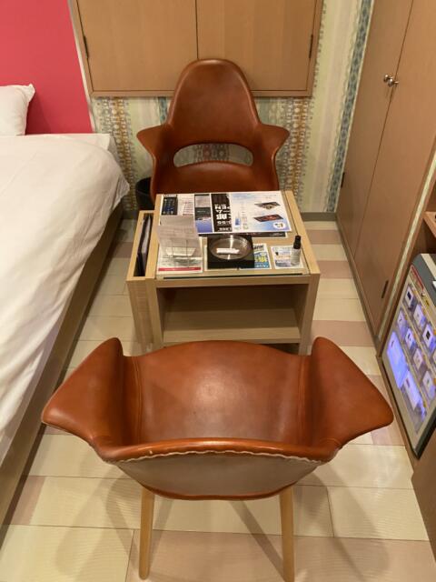 HOTEL555錦糸町店(墨田区/ラブホテル)の写真『203号室(テーブル、イス)』by こねほ