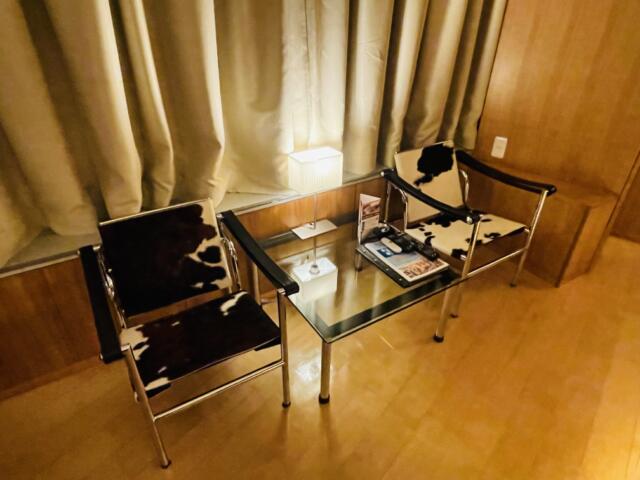 アペルト(豊島区/ラブホテル)の写真『905号室の椅子とテーブル』by miffy.GTI