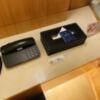 アペルト(豊島区/ラブホテル)の写真『905号室ベッド右脇にある電話機及びティッシュ』by miffy.GTI