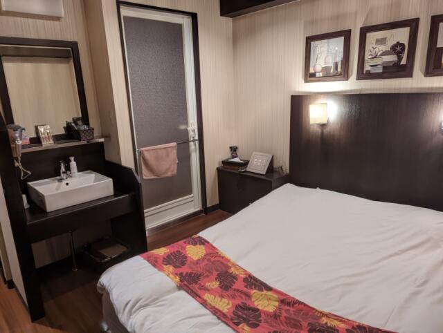 ホテル ピュア・アジアン(墨田区/ラブホテル)の写真『201号室　ベッドの足元から見た内観（右のドアはお風呂、左に洗面台）』by ふ～