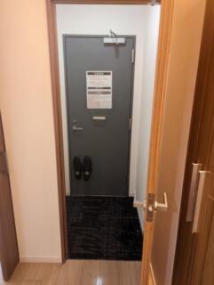 HOTEL DUO（デュオ）(墨田区/ラブホテル)の写真『中から見た501号室のドア　部屋全体的に綺麗』by ふ～