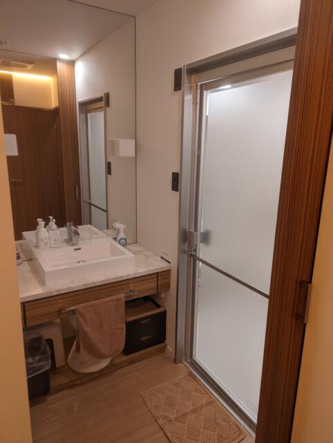 HOTEL DUO（デュオ）(墨田区/ラブホテル)の写真『501号室の洗面台とお風呂　入口はいって右の扉を開けるとあります。』by ふ～