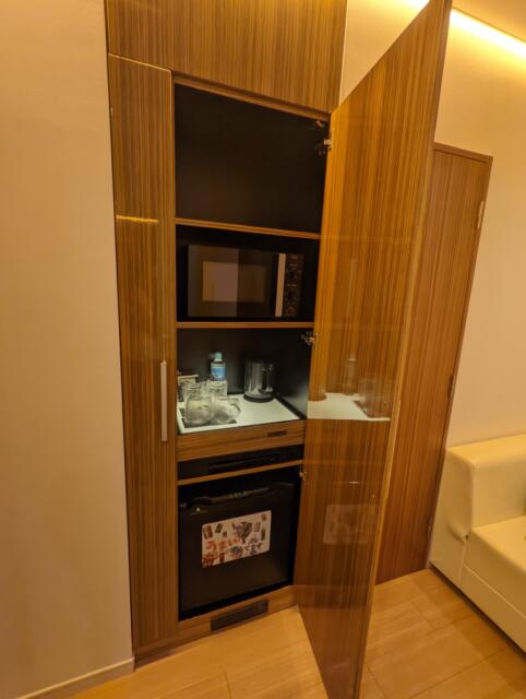 HOTEL DUO（デュオ）(墨田区/ラブホテル)の写真『501号室のクロークと冷蔵庫』by ふ～