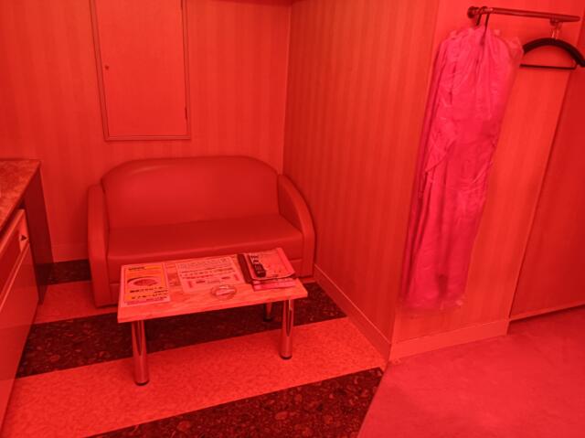 ル・サンチェ富里(富里市/ラブホテル)の写真『601号室　ソファー　　部屋のライト赤』by かーたー