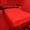 ル・サンチェ富里(富里市/ラブホテル)の写真『601号室　ベッド　部屋のライト赤』by かーたー