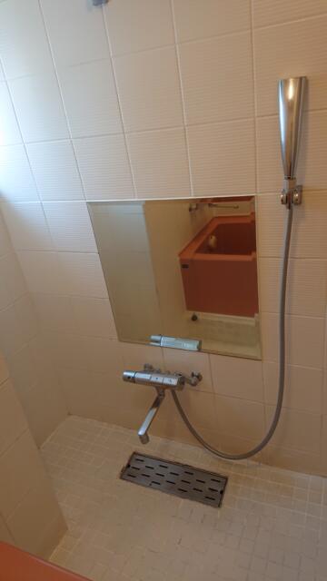 HOTEL RIO（リオ）(新宿区/ラブホテル)の写真『407号室 シャワー(水せんのボタンでお湯を出して、シャワーヘッド付け根のダイヤルで湯量を調整します)』by 舐めたろう