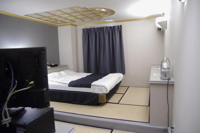 HOTEL STAY YOKOHAMA(横浜市中区/ラブホテル)の写真『505号室　入口方向からの居室』by マーケンワン