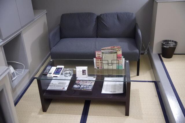 HOTEL STAY YOKOHAMA(横浜市中区/ラブホテル)の写真『505号室　ソファーとテーブル』by マーケンワン