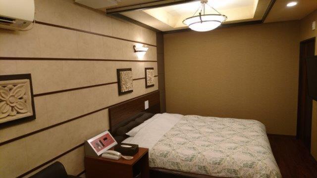 新日本ホテル(足立区/ラブホテル)の写真『203号室（部屋奥から入口横方向）』by 格付屋