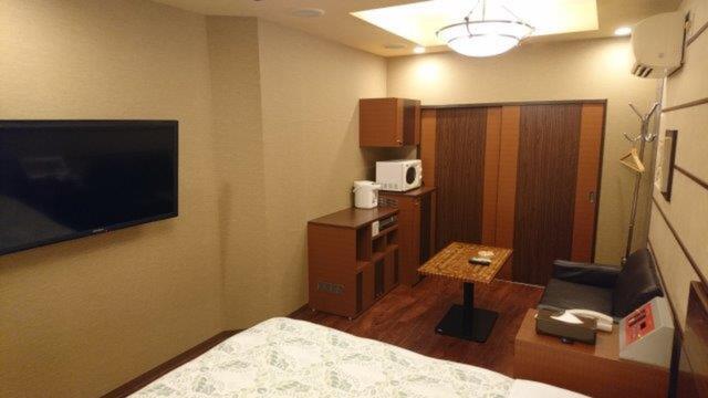 新日本ホテル(足立区/ラブホテル)の写真『203号室（入口横から部屋奥方向）』by 格付屋
