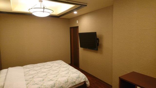 新日本ホテル(足立区/ラブホテル)の写真『203号室（部屋奥から入口方向）』by 格付屋