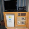 HOTEL MANOA GARDEN（マノアガーデン）(武雄市/ラブホテル)の写真『110号室、中央上にTV、左に電子レンジ、中央下に冷蔵庫、その他備品』by 猫饅頭