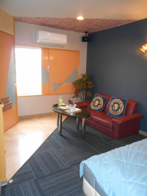 HOTEL MANOA GARDEN（マノアガーデン）(武雄市/ラブホテル)の写真『110号室、奥が4ソファ、左側に入口、手前がベッド』by 猫饅頭