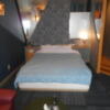HOTEL MANOA GARDEN（マノアガーデン）(武雄市/ラブホテル)の写真『110号室、中央ベッド、奥にトイレと浴室、洗面台がある』by 猫饅頭