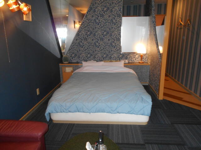 HOTEL MANOA GARDEN（マノアガーデン）(武雄市/ラブホテル)の写真『110号室、中央ベッド、奥にトイレと浴室、洗面台がある』by 猫饅頭