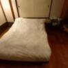 ペリカン(渋谷区/ラブホテル)の写真『505号室　ベッド　床はフローリング　枕元にテーブルもあり便利』by angler