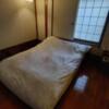 ペリカン(渋谷区/ラブホテル)の写真『505号室　寝室 枕元側の窓を開けてみました。フローリングの床も良く磨かれています。(*^^*)』by angler