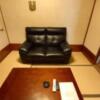 ペリカン(渋谷区/ラブホテル)の写真『505号室　前室は四畳半。ソファーと座卓　左手の踏み石から上がる仕様で凝っています。』by angler