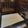 ペリカン(渋谷区/ラブホテル)の写真『505号室　浴槽　コンクリート造り　シンプルだがかなり深く広い。』by angler