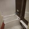 HOTEL Chelsea（チェルシー）(新宿区/ラブホテル)の写真『301号室 浴槽 小さい 浴室の床はクッションフロア』by Plumper