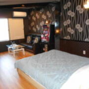 HOTEL MANOA GARDEN（マノアガーデン）(武雄市/ラブホテル)の写真『101号室、手前にベッドがああり、奥にソファ、左側に玄関がある。』by 猫饅頭