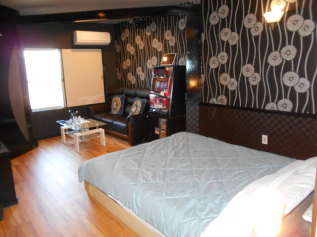 HOTEL MANOA GARDEN（マノアガーデン）(武雄市/ラブホテル)の写真『101号室、手前にベッドがああり、奥にソファ、左側に玄関がある。』by 猫饅頭