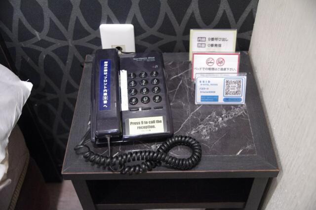 HOTEL ROCKS新宿(新宿区/ラブホテル)の写真『303号室　ベッドサイドの電話など』by マーケンワン