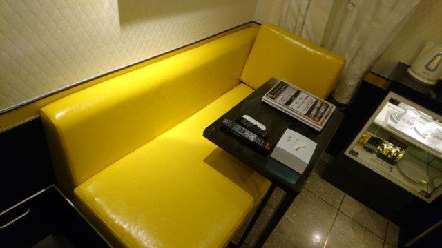 HOTEL ALL-INN G（オールインジー）(豊島区/ラブホテル)の写真『906号室（ソファと簡易スライド式ミニテーブル）』by 格付屋