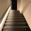HOTEL AMAN(アマン)(浜松市/ラブホテル)の写真『210号室　ガレージからの扉入ると広めの階段』by ま〜も〜る〜
