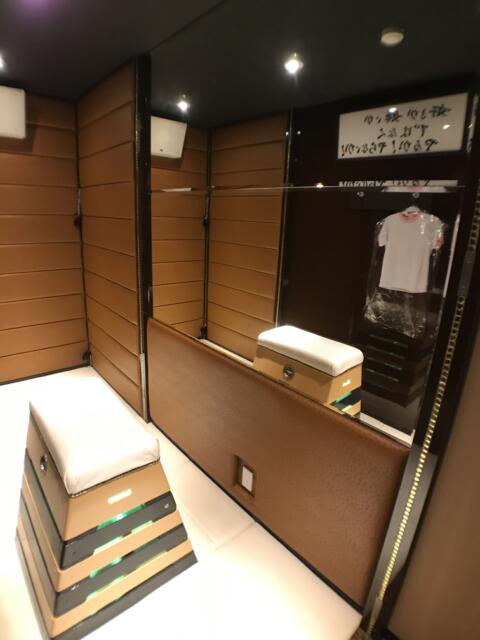 HOTEL AMAN(アマン)(浜松市/ラブホテル)の写真『210号室　跳び箱ルーム。鏡』by ま〜も〜る〜