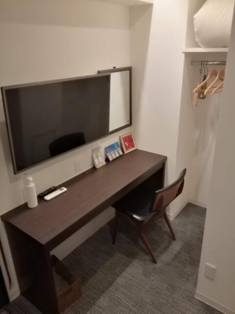 HOTEL Plaisir Akihabara(ホテルプレジール秋葉原)(千代田区/ラブホテル)の写真『201号室、TVと机&amp;椅子です。(22,10)』by キジ