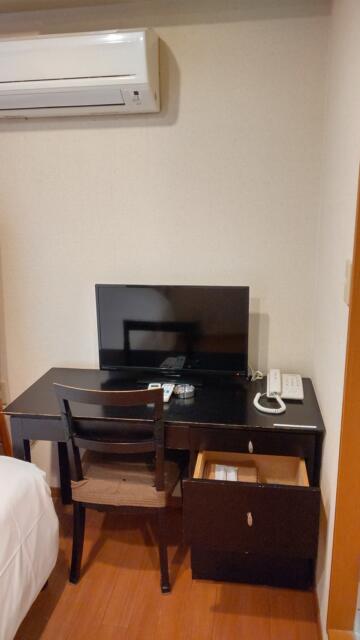 ホテルニュータウン秋葉原(千代田区/ラブホテル)の写真『041号室、部屋のTVや机椅子です。』by キジ
