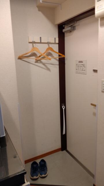 ホテルニュータウン秋葉原(千代田区/ラブホテル)の写真『041号室、玄関と洋服かけです。』by キジ