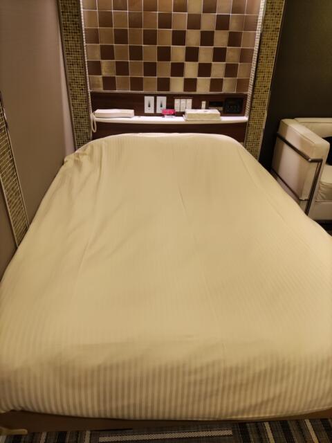 Hotel Let's(ホテル レッツ)(さいたま市大宮区/ラブホテル)の写真『315号室ベッド』by じんだいじ