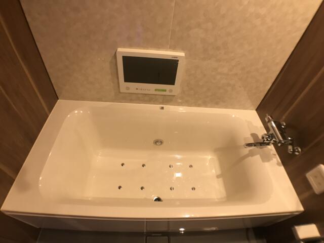 HOTEL AMAN(アマン)(浜松市/ラブホテル)の写真『202号室　浴槽&amp;浴室TV』by ま〜も〜る〜