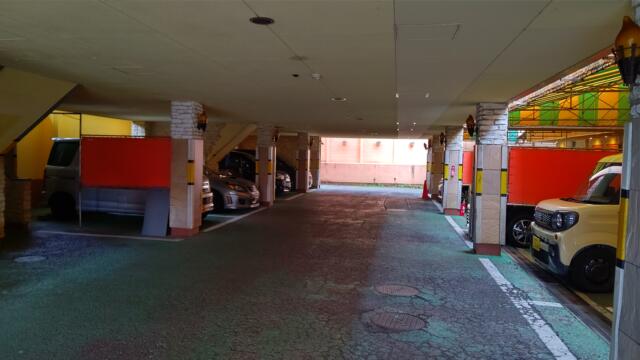 WILL marineresort藤沢(ウィルマリンリゾートフジサワ)(藤沢市/ラブホテル)の写真『建物下の駐車場です。(22,10)』by キジ