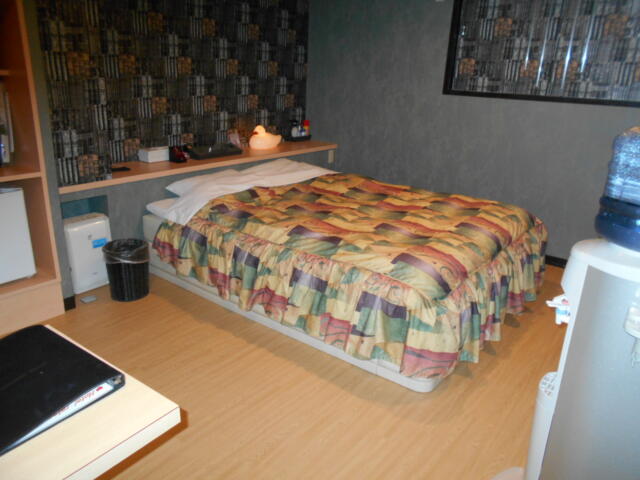 ホテル ゲルマニア(嬉野市/ラブホテル)の写真『112号室、ベッドが中央にある。一番角の部屋にあたる。』by 猫饅頭