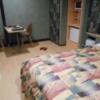 ホテル ゲルマニア(嬉野市/ラブホテル)の写真『112号室、中央にベッド、右上に入口。左に相掛けの椅子と机。』by 猫饅頭