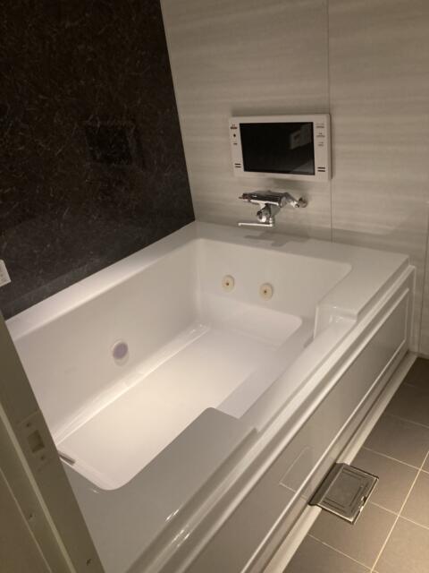 HOTEL GALF（ガルフ）(大阪市/ラブホテル)の写真『218　バスルーム　テレビが見れます　AVも』by 輝rin