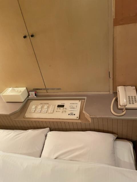 サンレモ(新宿区/ラブホテル)の写真『202号室、照明操作盤、ゴム2個など。』by 都まんじゅう