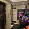 HOTEL LUCIR（ルシール)(さいたま市岩槻区/ラブホテル)の写真『エレベーターホール　ハロウィンの飾り』by festa9