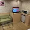 HOTEL セリーズ(江戸川区/ラブホテル)の写真『403号室 ソファとテレビ』by ネコシ