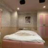 HOTEL セリーズ(江戸川区/ラブホテル)の写真『403号室　ソファからベッドを見たところ』by ネコシ