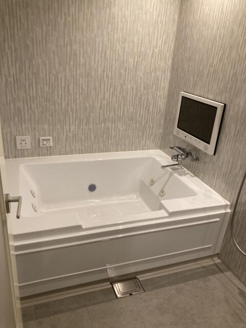 HOTEL CULLEN（カレン）(大阪市/ラブホテル)の写真『413　バスルーム　AVかけておきます』by 輝rin