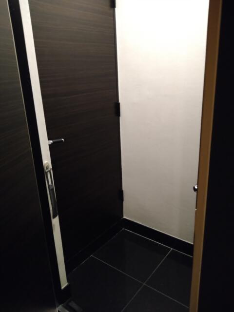 ホテル パル新宿店(新宿区/ラブホテル)の写真『302号室 ドアを開けてすぐ。狭い玄関。左のドアを開けるて室内へ。右に見えるドアノブがトイレ。トイレのドアを開くには１度室内へのドアを閉めないと開けられない程の狭さ。玄関を通らないとトイレに行けない造りは初めて見た。』by なめろう