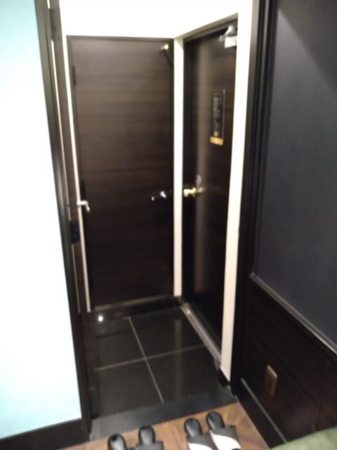 ホテル パル新宿店(新宿区/ラブホテル)の写真『302号室 室内から見た玄関。正面の扉がトイレ、右が玄関のドア。』by なめろう