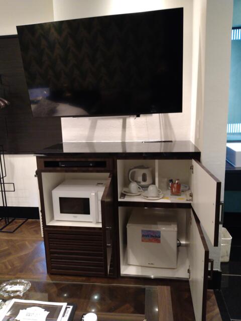 ホテル パル新宿店(新宿区/ラブホテル)の写真『302号室 ソファーの正面にテレビ。その下に電子レンジ、食器類、持ち込み用の冷蔵庫。』by なめろう