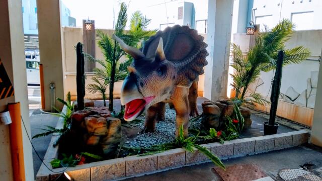 アルティア ダイナソー町田店(町田市/ラブホテル)の写真『駐車場の恐竜、動いて鳴きます。(22,10)』by キジ