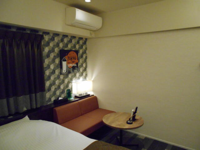 WILL URBAN 多摩センター(多摩市/ラブホテル)の写真『205号室、テーブルとソファー』by もんが～